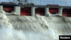 Весенний сброс воды на Плявиньской ГЭС, Латвия