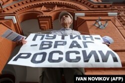 Владимир Ионов на одиночном пикете в Москве, 18 июля 2013