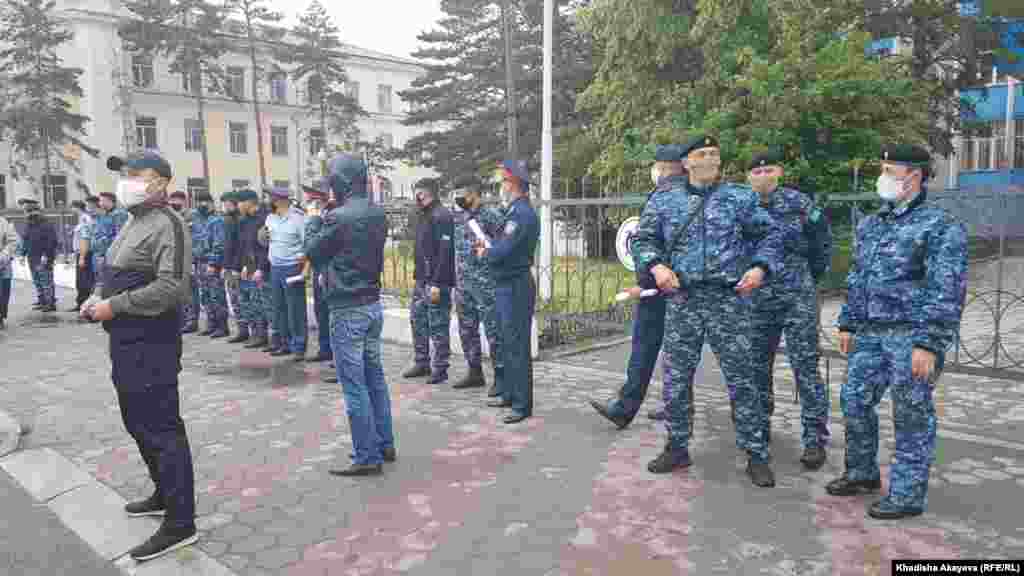  В Семее задержали около 20 человек &nbsp; 