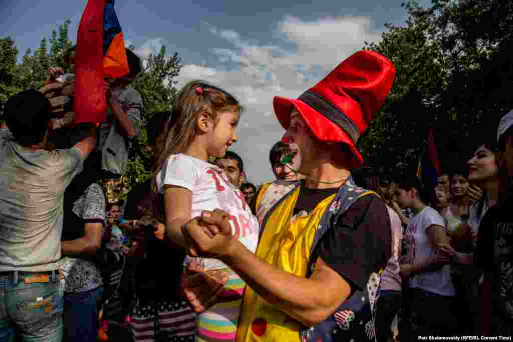 На протестах находились и дети. Возможно, их присутствие повлияло на решение полиции не разгонять демонстрацию Фото от 27 июня с проспекта Баграмяна