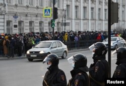 Полиция и протестующие в Омске. Фото: Reuters