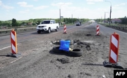 Воронка на Антоновском мосту в Херсоне через реку Днепр. 21 июля 2022 года