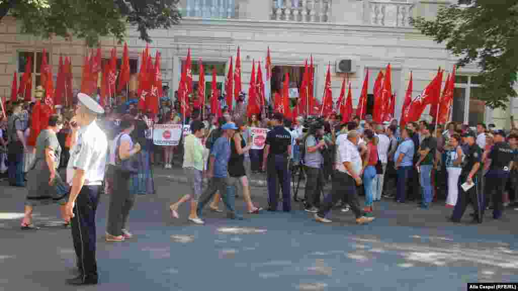 Протесты, организованные группой активистов, прошли напротив здания Национального агентства по регулированию в энергетике (НАРЕ).