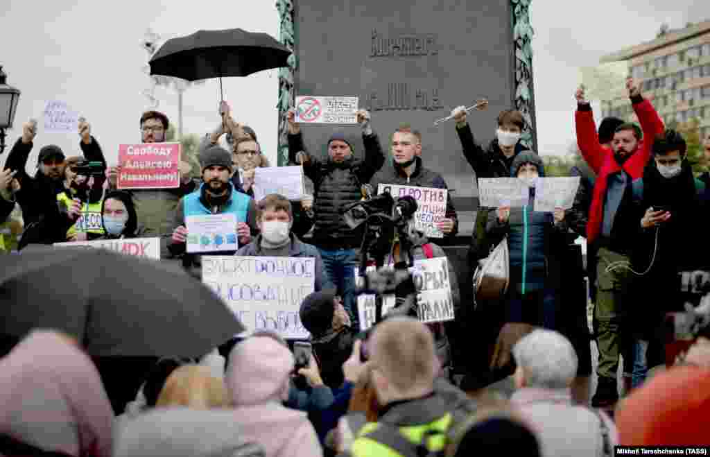 Участники акции скандировали &quot;Отпускай!&quot;, требуя освободить политзаключенных, и &quot;Отменяй!&quot;, выступая за отмену результатов электронного голосования в Москве