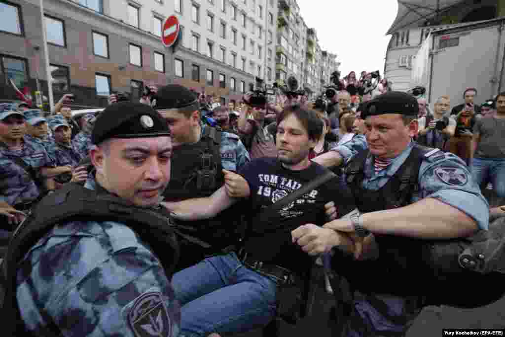 По оценке журналистов Настоящего Времени, сначала задержания не были жесткими, как на предыдущих акциях протеста