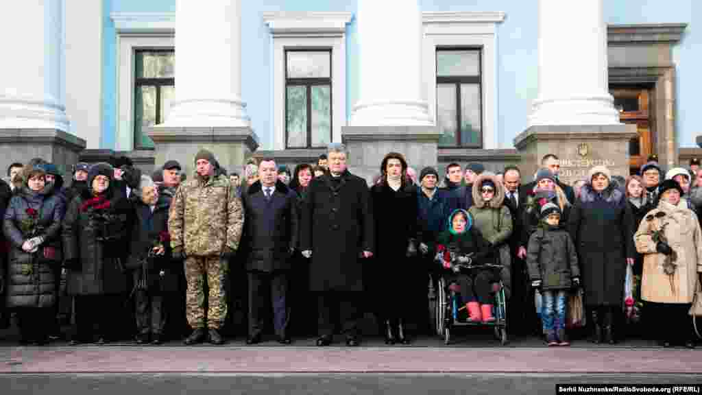 В церемонии 20 января принимали участие президент Украины Петр Порошенко, министр обороны Степан Полторак, начальник Генерального штаба ВСУ Виктор Муженко, родственники и близкие погибших воинов